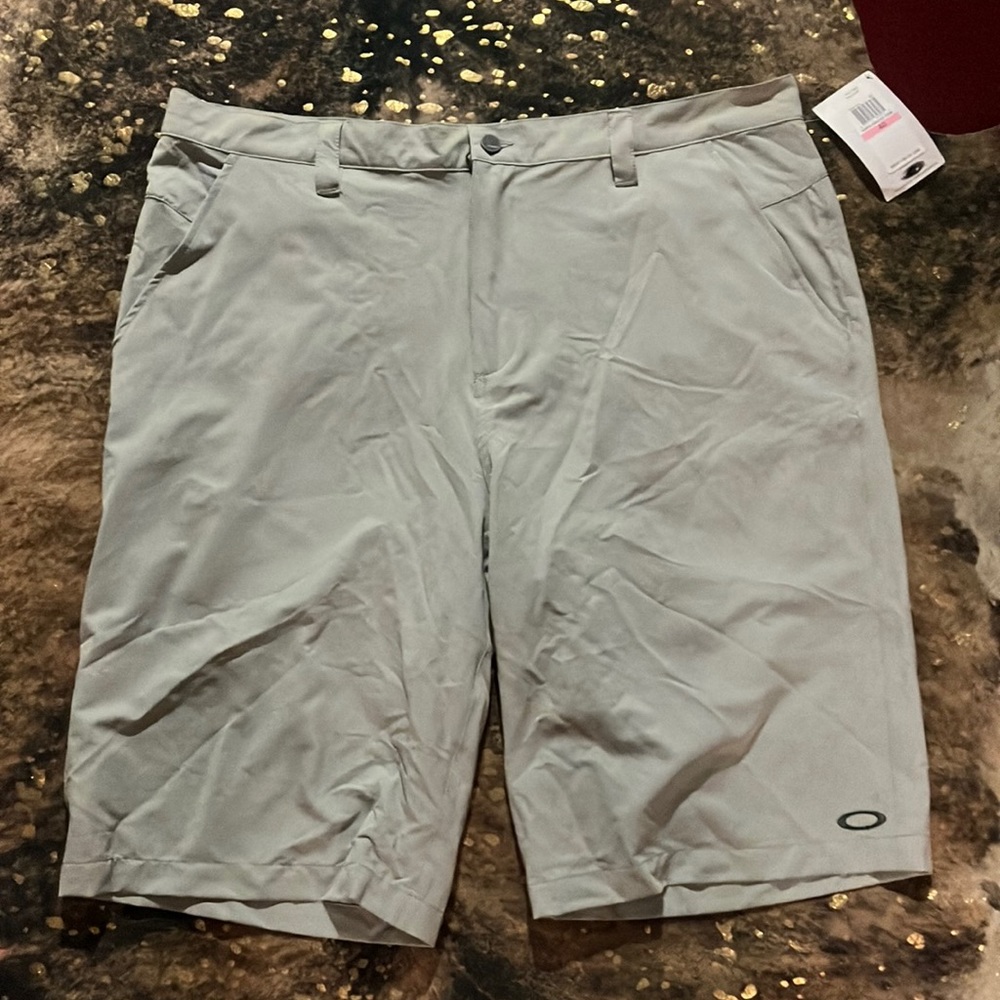 Grey Oakley Men’s Golf shorts size 40. Brand new.